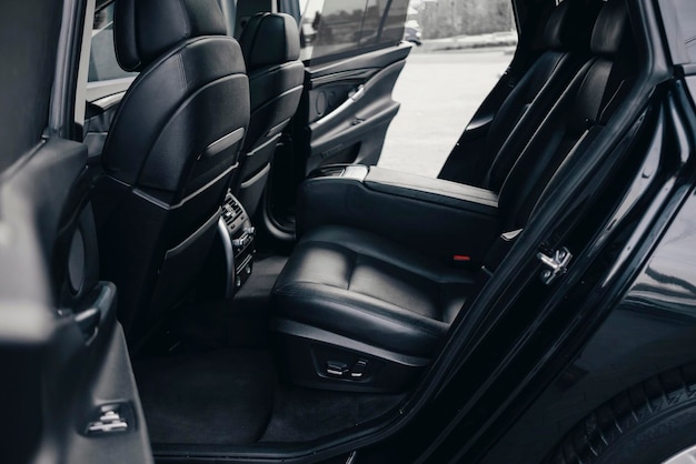 Luksusowe czarne wnętrze samochodu, klimatyzacja, nawigacja, kanały powietrzne, deflektory na panelu samochodu. Szczegół