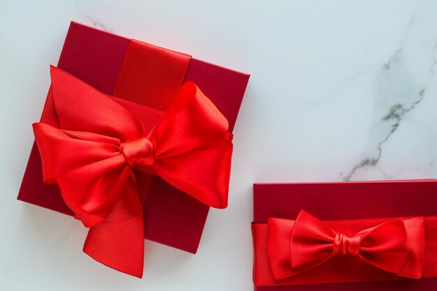 Luksusowe czerwone prezenty świąteczne na marmurze