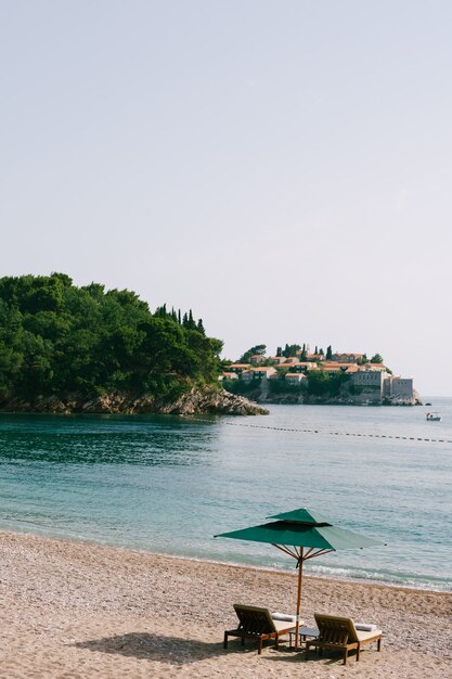 Luksusowe Drewniane Leżaki I Zielone Parasole Na Piaszczystej Plaży W Parku Milocer W Pobliżu Sveti