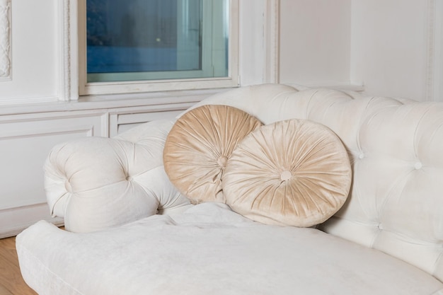 Luksusowe i klasyczne poduszki na beżowej sofie dekoracyjne beżowe zamszowe poduszki na kanapie