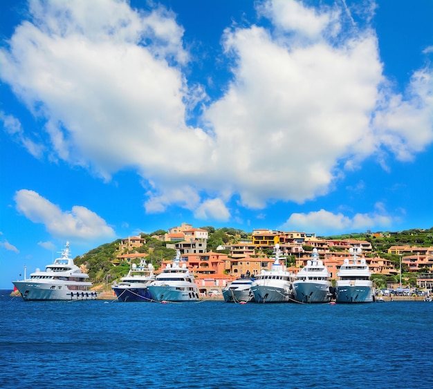 Luksusowe jachty na wybrzeżu Porto Cervo Sardynii