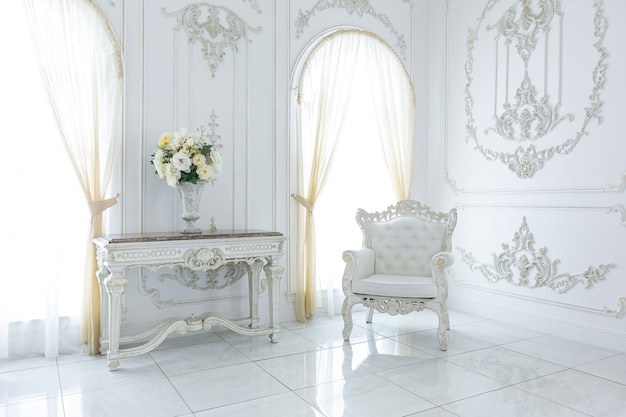 Luksusowe królewskie eleganckie wnętrze w stylu barokowym.