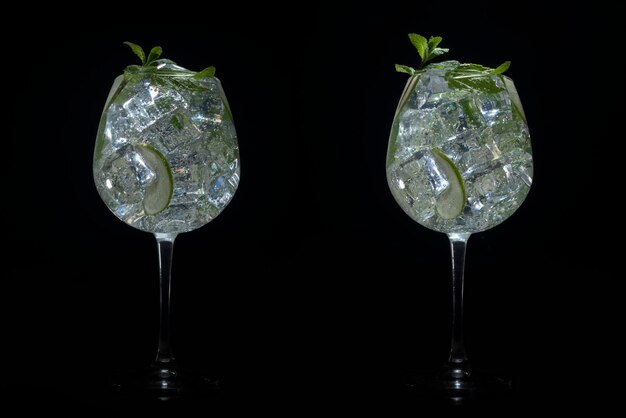 Luksusowe mojito w dużej szklance na czarnym tle koktajl alkoholowy w eleganckiej restauracji