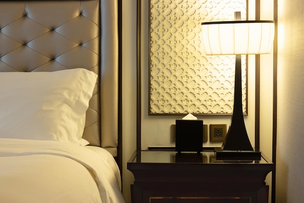 Luksusowe nowoczesne wnętrze sypialni z poduszką i lampą stołową