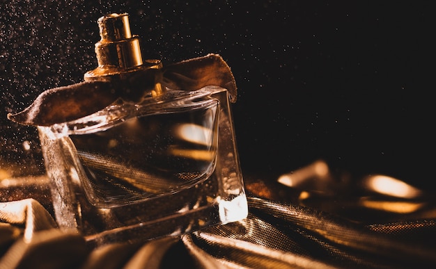 Luksusowe perfumy na złotym materiale