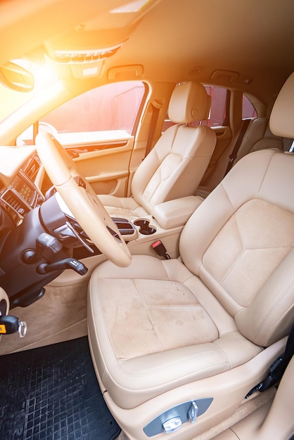Luksusowe wnętrze samochodu Beżowe wygodne fotele deska rozdzielcza kierownicy klimat kontrola prędkościomierz wyświetlacz dekoracja drewna światło;