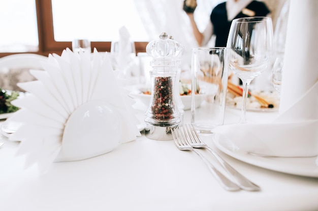 Luksusowo zdobiony zestaw stołowy z jedzeniem na imprezę lub weselex9