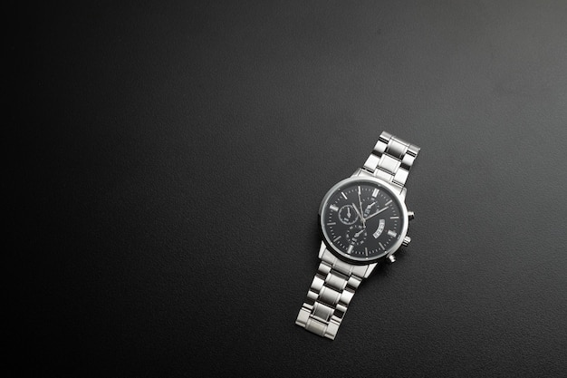 Luksusowy biały chromowany zegarek na czarnym tle