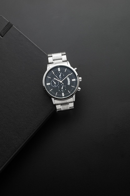 Luksusowy biały chromowany zegarek na czarnym tle