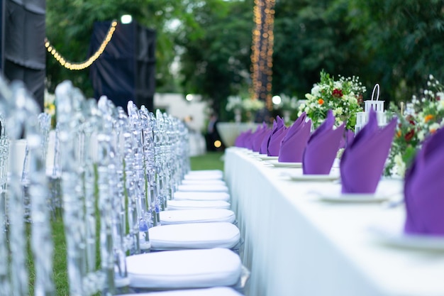 Luksusowy biały fioletowy czerwony stół obiadowy z kryształowym krzesłem w ogrodzie