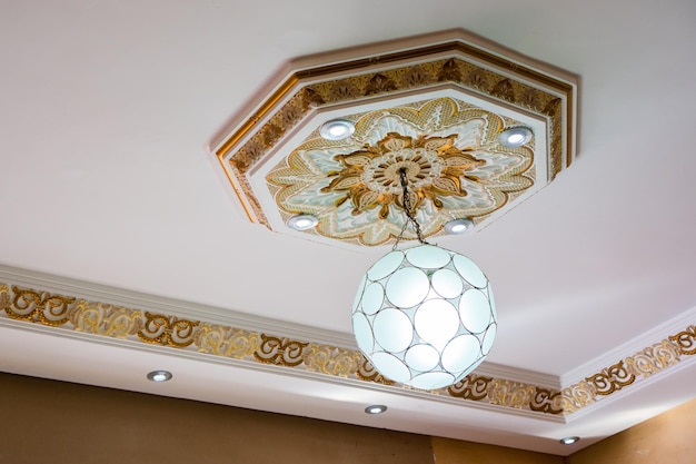 Luksusowy błyszczący żyrandol na suficie dekorujący wnętrze domu