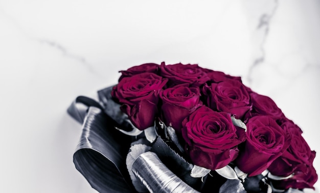 Luksusowy bukiet bordowych róż na marmurowym tle piękne kwiaty jako wakacyjna miłość prezent na Walentynki