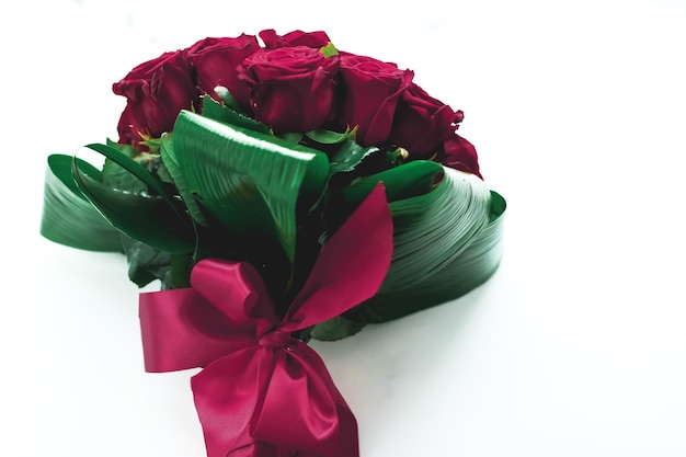 Luksusowy bukiet bordowych róż na marmurowym tle piękne kwiaty jako wakacyjna miłość prezent na Walentynki
