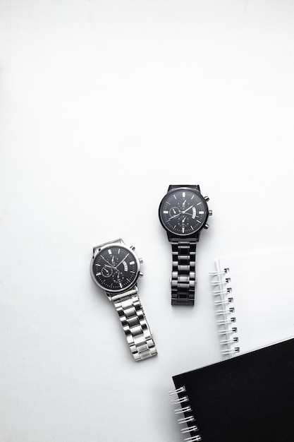 Luksusowy czarno-srebrny zegarek na białym stole Biznesmen akcesoria