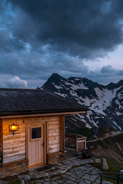 Luksusowy drewniany domek z bali w górach alpejskich w Austrii