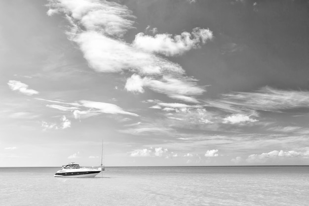 Luksusowy jacht na morskiej plaży Antigua St Johns z łodzią na błękitnej wodzie i niebie z małymi chmurami