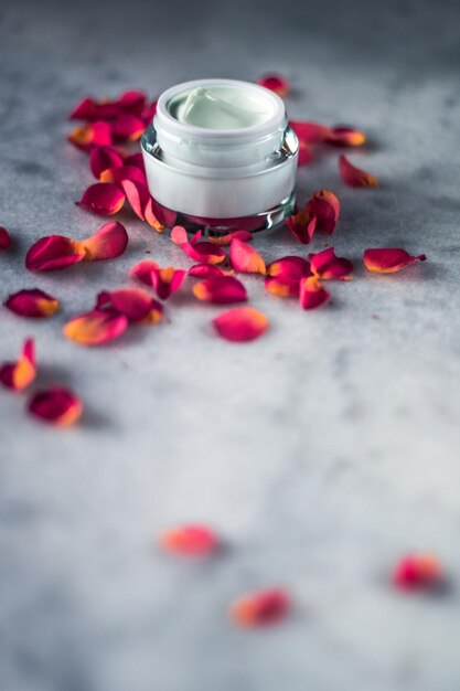 Luksusowy krem do twarzy i kosmetyki z płatkami róż z koncepcją urody w stylu kwiatów