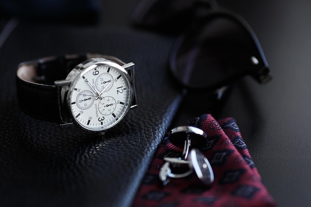 Luksusowy męski zegarek z napierśnikiem spinek do mankietów i okularami przeciwsłonecznymi z bliska