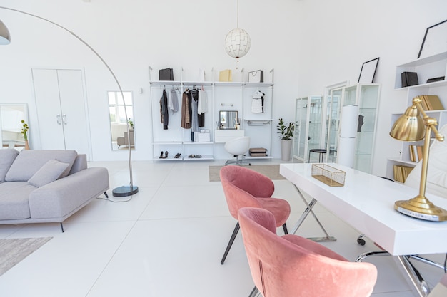 Zdjęcie luksusowy nowoczesny projekt wnętrza białej kawalerki w minimalistycznym stylu.