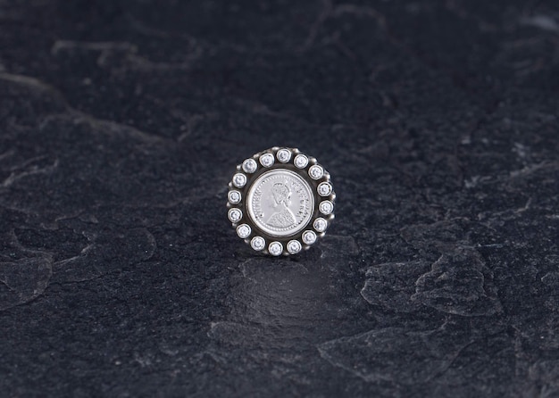 Luksusowy pierścionek ze srebra próby 925 na vintage czarnym tle