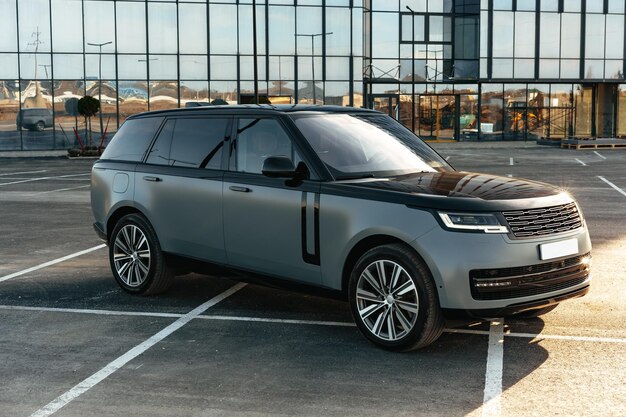 Luksusowy samochód SUV zaparkowany na tle szklanego budynku