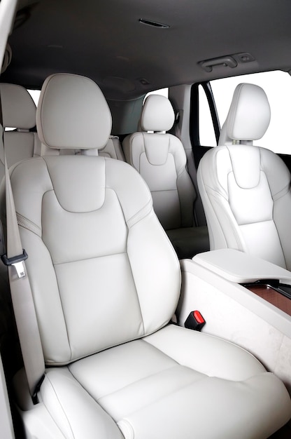 Luksusowy samochód wewnątrz wnętrze prestiżowego nowoczesnego samochodu Wygodne skórzane siedzenia Biały skórzany kokpit z izolowanym białym tłem