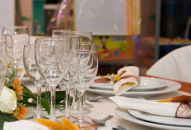 Luksusowy zastawa stołowa na uroczyste wesele lub imprezę ze szkłem i sztućcami