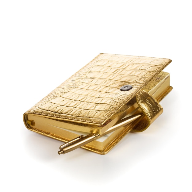 Luksusowy złoty skórzany notatnik z długopisem na białym tle