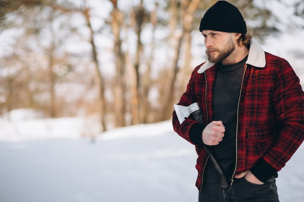 Zdjęcie lumberjack z siekierą w lesie