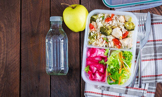 Lunch Box Kurczak, Brokuły, Zielony Groszek, Pomidor Z Ryżem I Czerwoną Kapustą