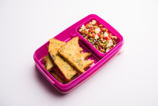 Lunch Box Lub Tiffin Dla Indyjskich Dzieci, Zawiera Chleb Omlet Pakora Z Ketchupem Lub Kiełkami, Selektywne Skupienie