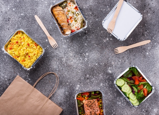 Zdjęcie lunch koncepcyjny z dostawą żywności w pojemniku