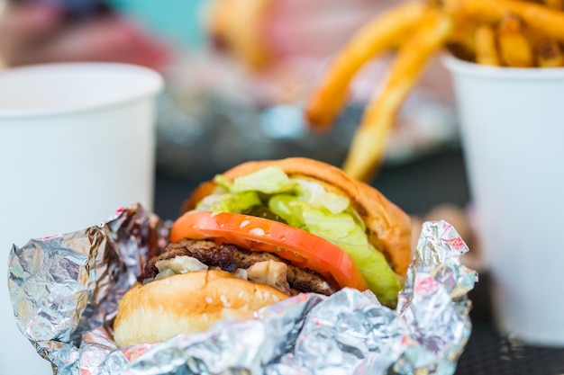 Zdjęcie lunch z ulicznym jedzeniem z orzeszkami ziemnymi, hotdogiem i hamburgerem.