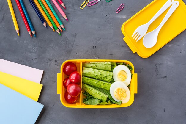 Lunchbox Ze Zdrową żywnością I Przyborów Szkolnych Na Szaro