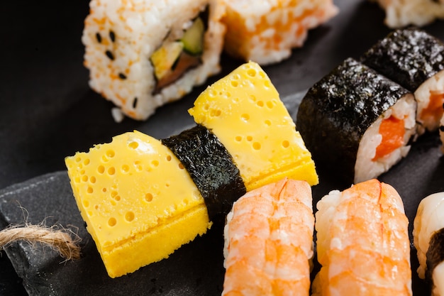 Łupek taca z różnorodnym sushi