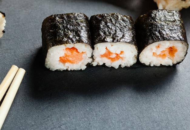 Łupek Taca Z Różnorodnym Sushi