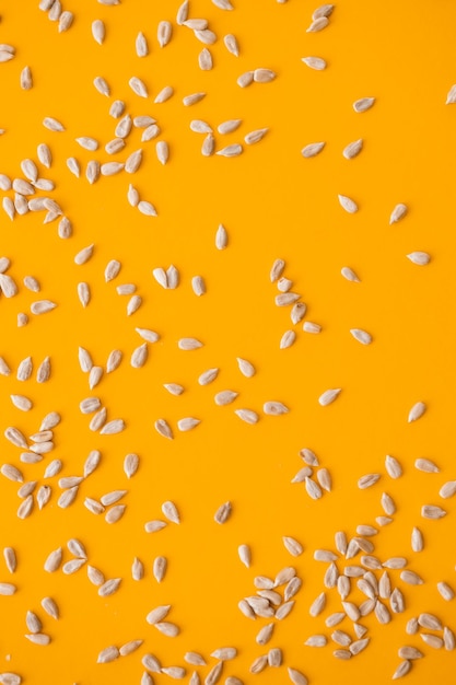 Łuskane nasiona słonecznika na żółtym tle