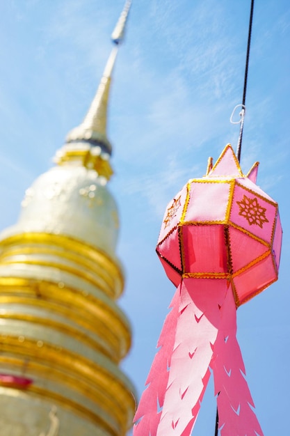 Zdjęcie lusterki w stylu thai lanna do powieszenia przed złotą pagodą w tajskiej świątyni