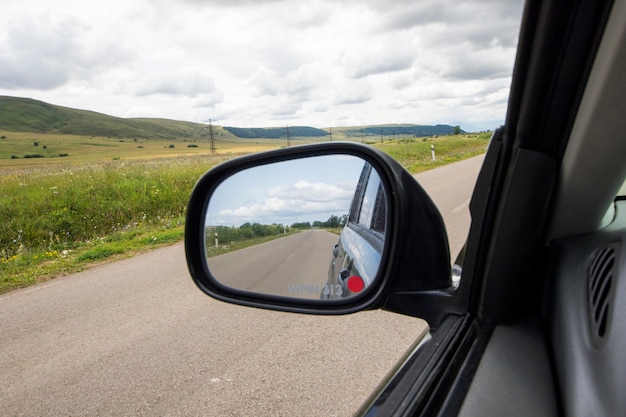 Lusterko samochodowe i widok autostrady, czarny samochód