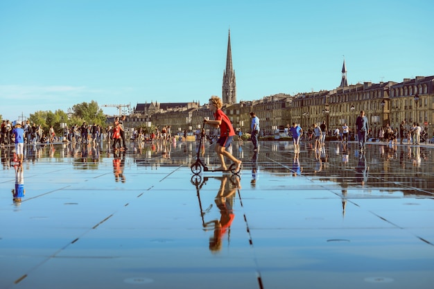 Lustro Wodne Bordeaux Pełne Ludzi W Jednym Z Najcieplejszych Letnich Dni, Zabawy W Wodzie