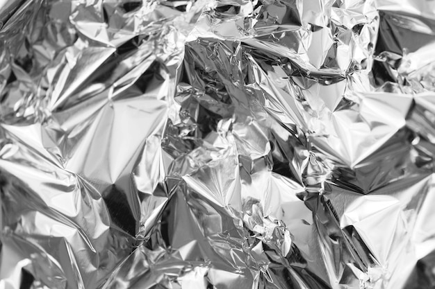 Lustrzana tekstura folii aluminiowej w tle z fałdami