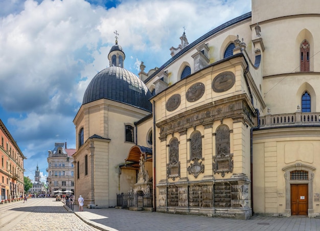 Lwów, Ukraina 07.07.2021. Bazylika Archikatedralna Wniebowzięcia Najświętszej Maryi Panny We Lwowie, W Słoneczny Letni Dzień