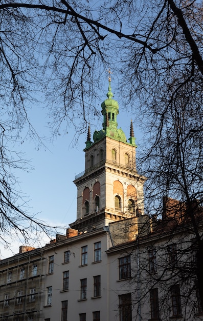 Zdjęcie lwów, ukraina - 08 marca 2019: scena uliczna we lwowie. ulice i architektura starego lwowa.