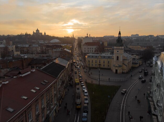 Lwów Ukraina 11 listopada 2018 widok z lotu ptaka zachód słońca nad starym europejskim miastem ruchu samochodowego