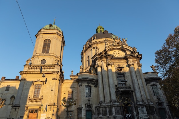 Lwów, Ukraina - 13 października 2018: Ulice i architektura starego miasta Lwów w słoneczny jesienny dzień. Miasto Lwów i stare miasto we Lwowie z ludźmi