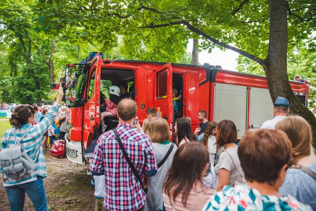 LWÓW UKRAINA 17 lipca 2018 r. rodziny z dziećmi spacerujące po parku profesjonalne dzieci dzień wakacje