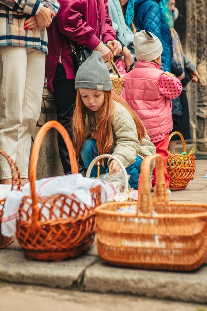 Zdjęcie lwów ukraina 2 maja 2021 święta wielkanocne dziewczynka stawia świecę