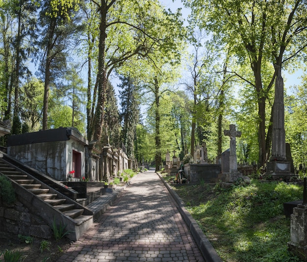 Lwów, Ukraina - 27 kwietnia 2016: Stare groby na cmentarzu Lychakivskyj we Lwowie. Oficjalnie Państwowe Muzeum Historii i Kultury – Cmentarz Łyczakowski