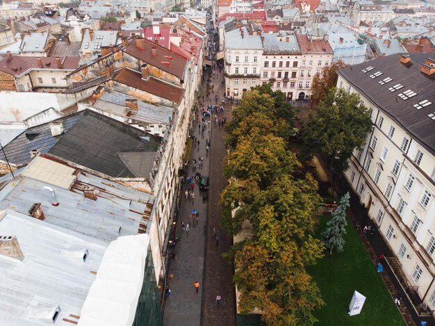 Lwów Ukraina 7 września 2019 r. Widok z góry na centralny plac miasta przy deszczowej pogodzie