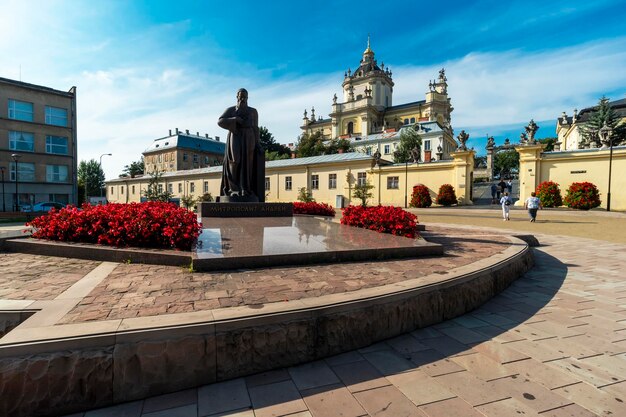 Lwów Ukraina 8 sierpnia 2019 r. plac Syaty Jura Lwowski kościół katolicki św. Jury